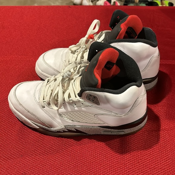 Air Jordan 5 size 9 color white Red and Black - Picture 4 of 4